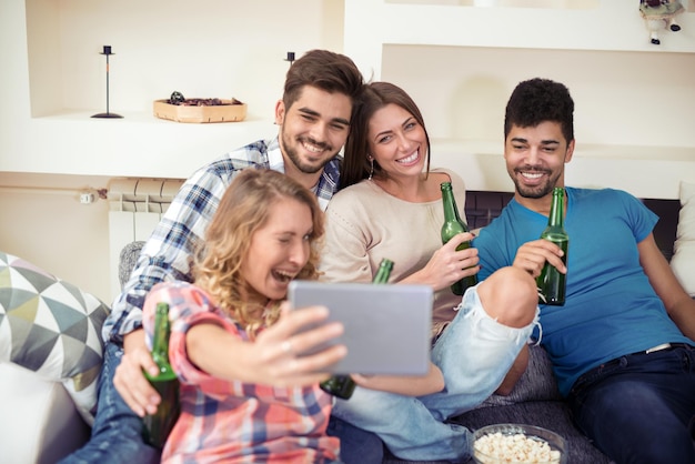 Amis s'amusant et prenant un selfie avec une tablette