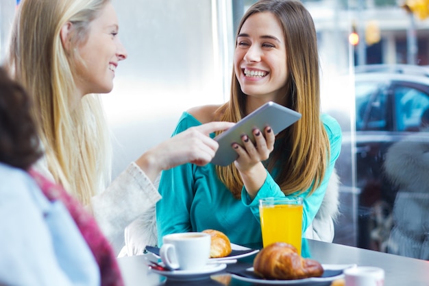 Des amis s&#39;amusant avec une tablette numérique