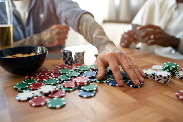 Photo des amis s'amusent en jouant au poker