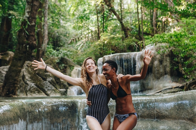 Amis s&#39;amuser à une cascade