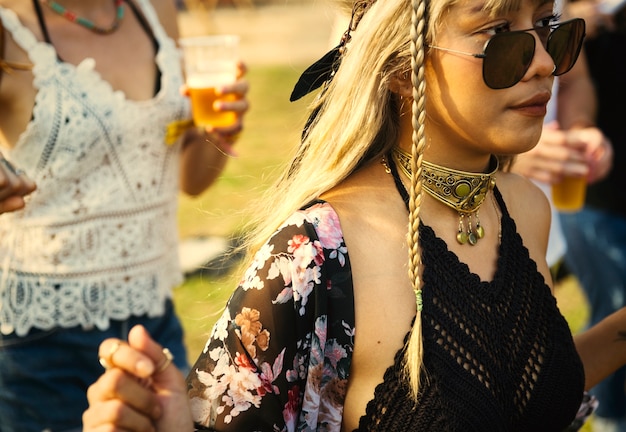 Amis s&#39;amuser à un festival de musique