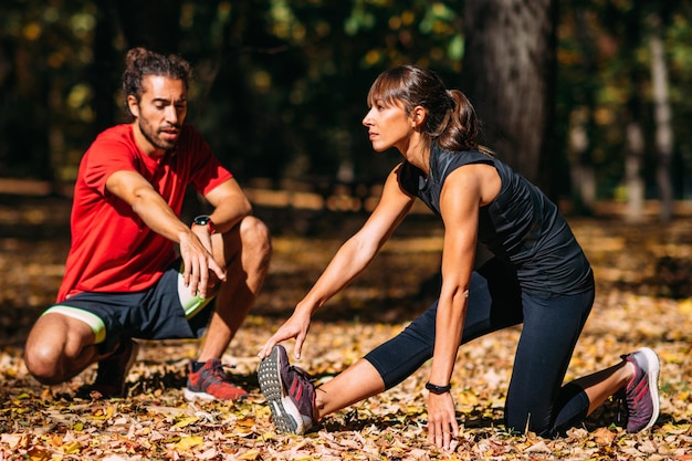 Amis s'étirant après l'entraînement dans le parc