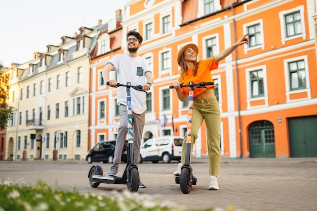 Des amis sur des scooters électriques pour se détendre ensemble en plein air dans la ville Style de vie actif