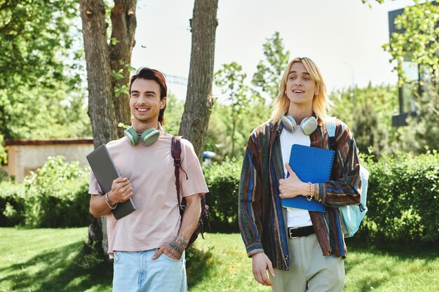 Des amis se promènent dans le campus.