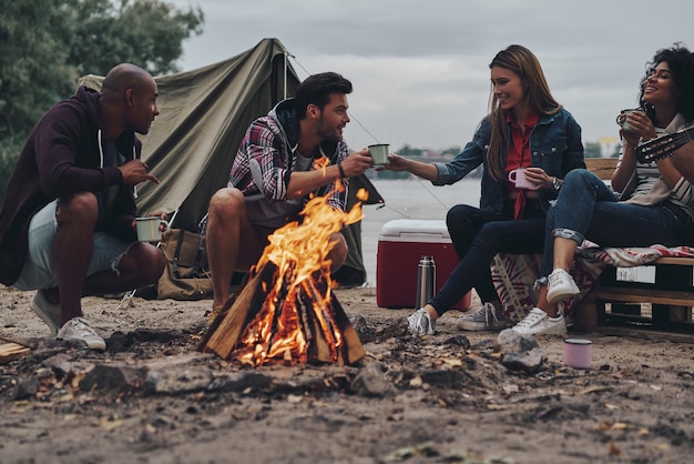 Les amis se rendent heureux. Groupe de jeunes en tenue décontractée souriant