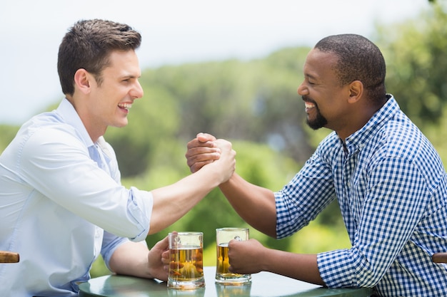 Amis se saluant tout en tenant des verres à bière