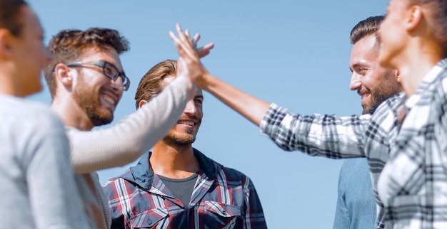 Les amis se saluent en donnant un high five