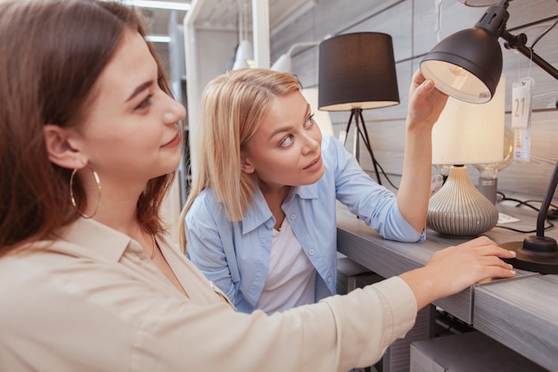 Amis de sexe féminin shopping ensemble pour les produits d'accueil