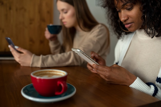 Amis souffrant de dépendance aux médias sociaux