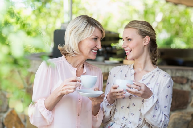 Amis souriants appréciant le café ensemble