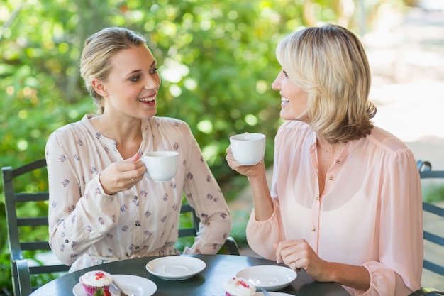 Amis souriants appréciant le café ensemble