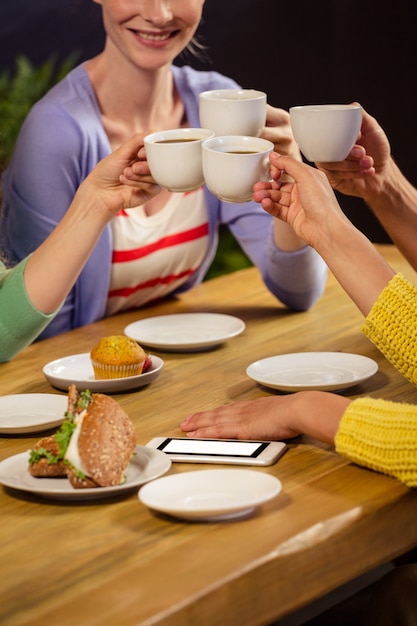 Amis souriants, boire du café