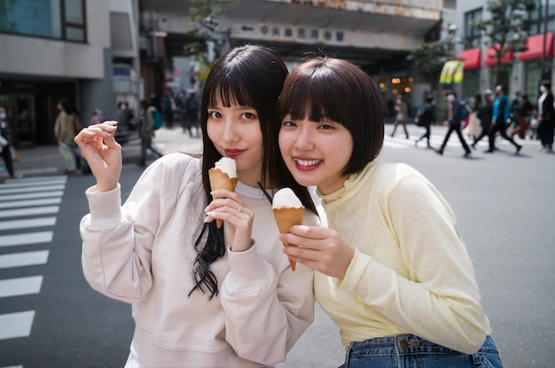 Amis souriants à coup moyen avec de la glace