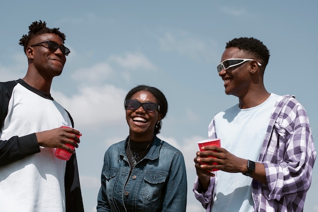 Amis souriants à coup moyen s'amusant