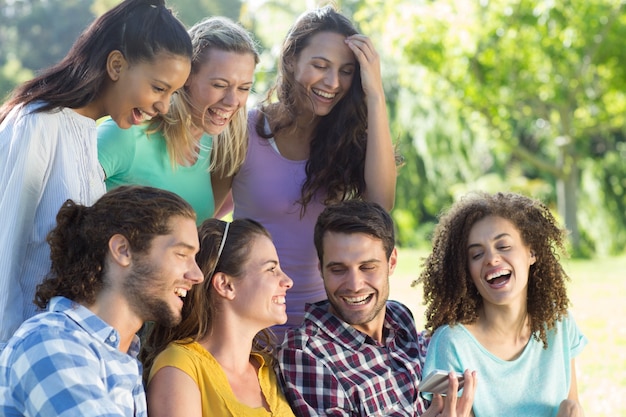 Amis souriants dans le parc