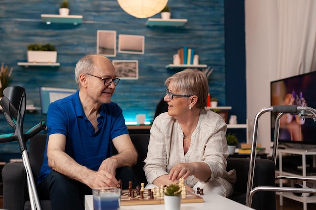 Des amis souriants utilisant leur téléphone portable alors qu'ils sont assis dans un café