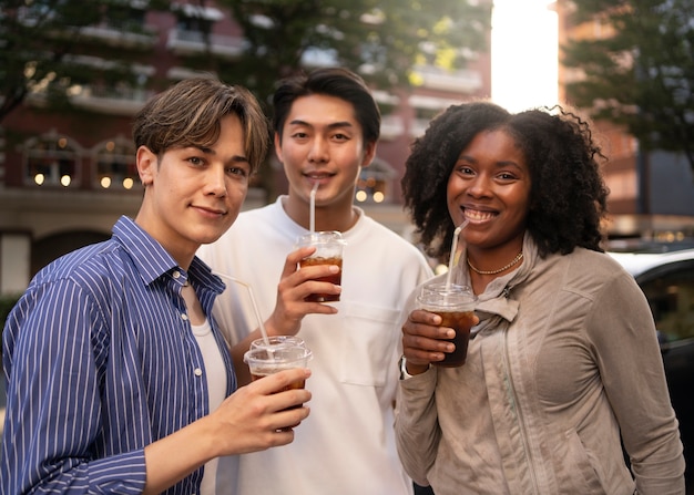 Photo amis souriants vue de face à l'extérieur