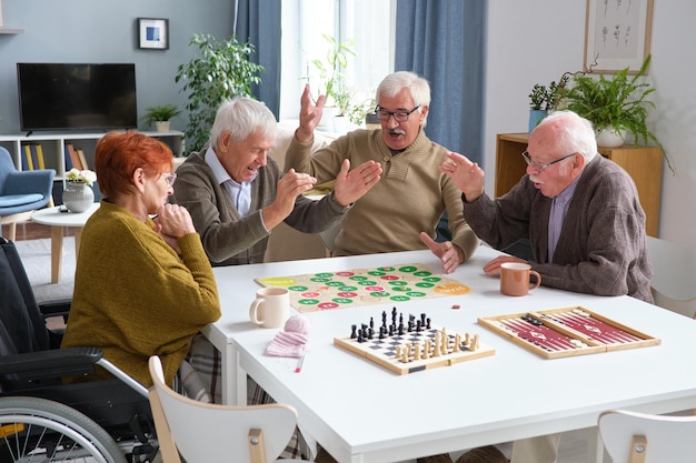 Photo amis supérieurs jouant ensemble au jeu de société