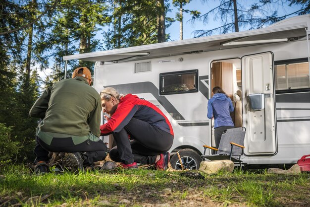 Photo amis suspendus à côté de leur camping-car rv