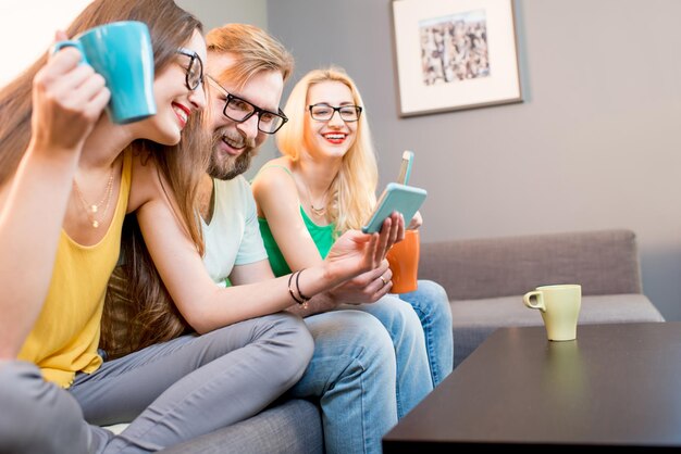 Amis avec des téléphones à la maison