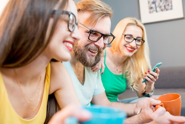 Amis avec des téléphones à la maison