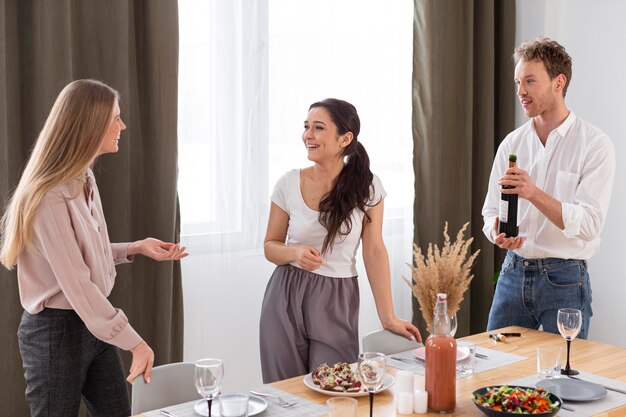 Amis de tir moyen avec du vin