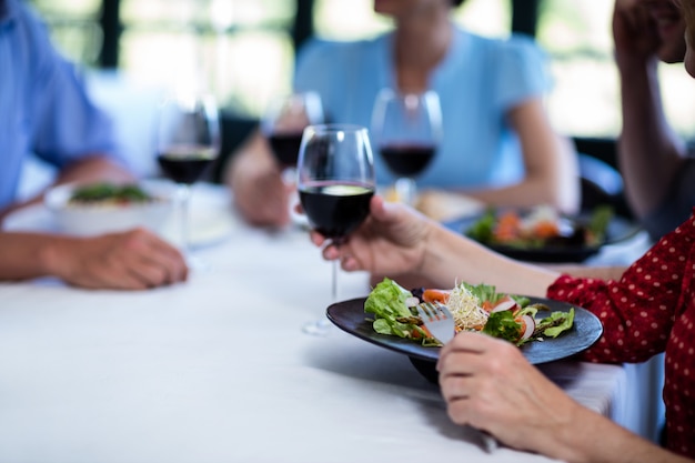 Amis en train de déjeuner au restaurant