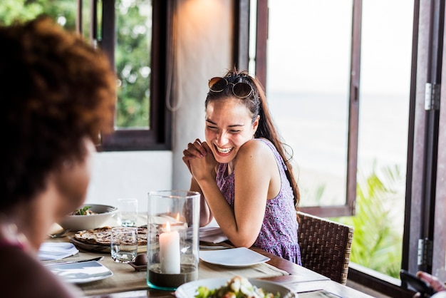 Amis en train de dîner dans un restaurant