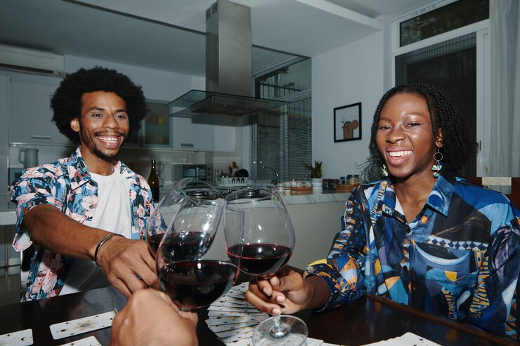 Des amis en train de faire un toast avec des verres de vin.