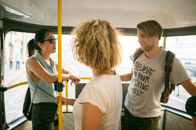 Photo des amis en train de parler dans le bus.