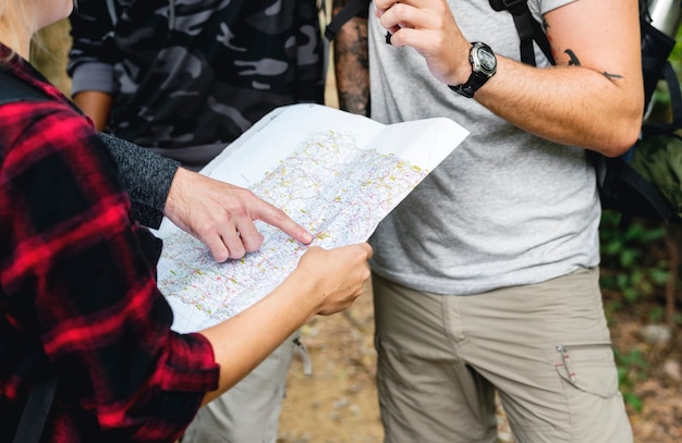 Photo amis vérifiant la carte pour la direction