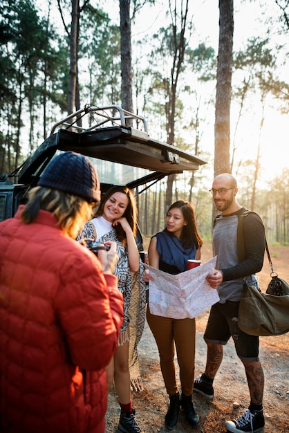 Amis vérifiant le concept de carte en plein air