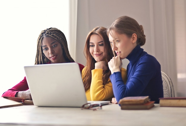 Amis vérifiant quelque chose en ligne