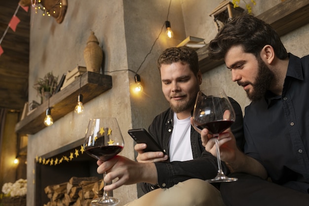 Photo amis vue de côté avec des verres à vin