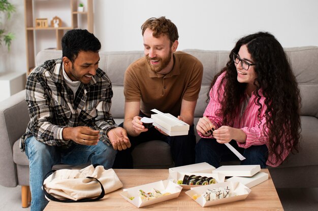 Amis vue de face avec de délicieux sushis