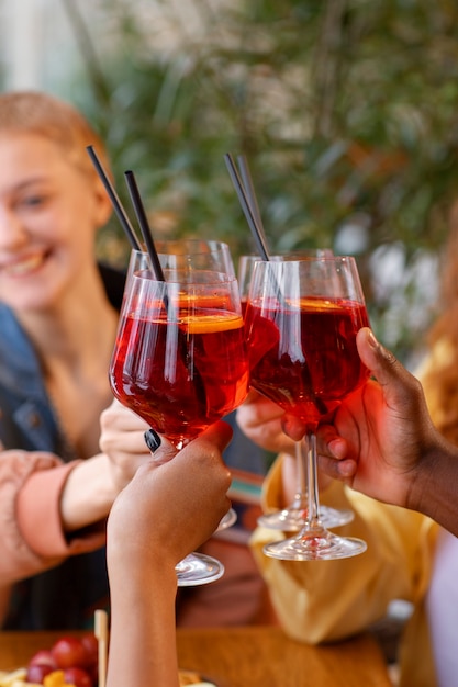 Photo amis de vue latérale avec de délicieux cocktails