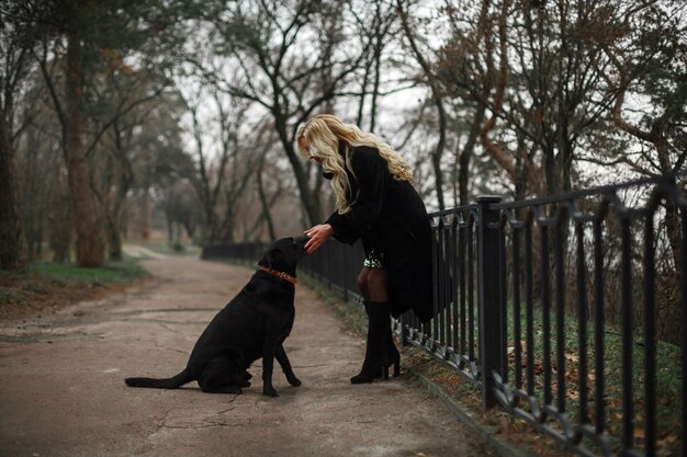 Amitié chien et homme à l'extérieur.