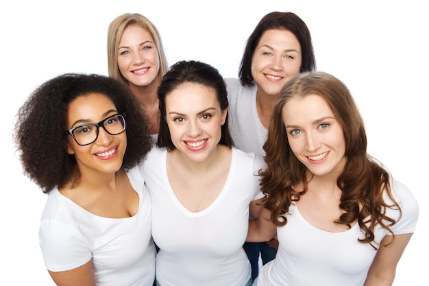 amitié, diversité, corps positif et concept de personnes - groupe de femmes heureuses de différentes tailles en t-shirts blancs