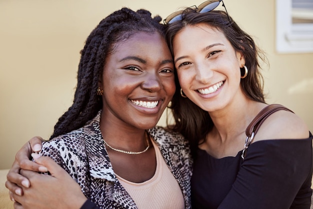 L'amitié embrasse les femmes et le portrait en ville avec le bonheur les liens de sororité et les voyages Les étudiants sourient ou s'embrassent sur le trottoir pour la réunion les vacances d'étude ou excités dans une relation saine