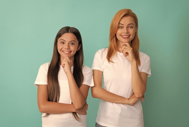 Amitié enfance heureuse exprimer des émotions méditant mère et fille