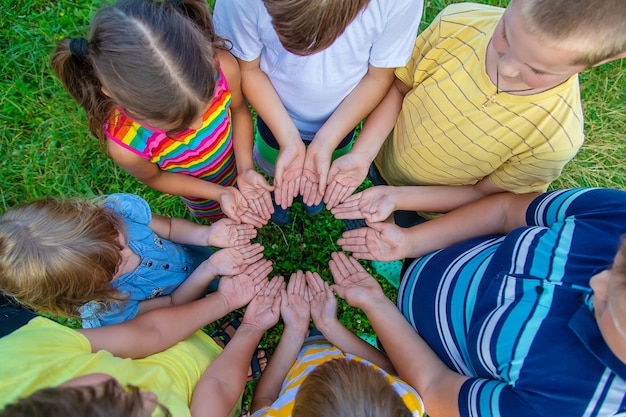 L'amitié des enfants, les mains des enfants dans la rue. Mise au point sélective. Enfant.