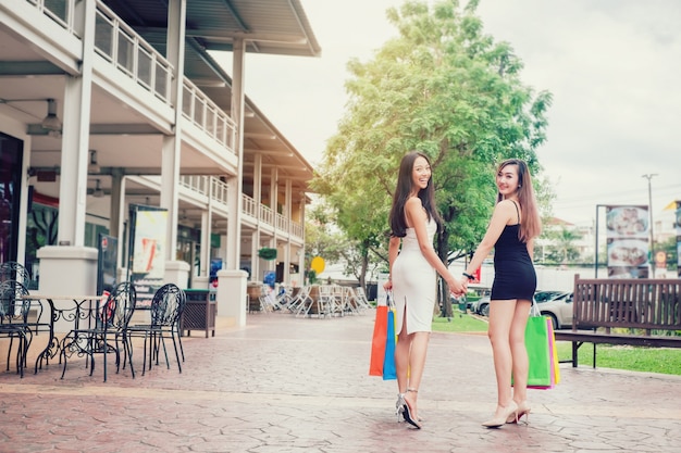 Amitié de femmes asiatiques heureux