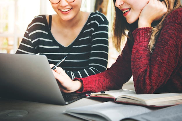 Amitié Femmes Étudier Le Concept De Technologie De Remue-méninges