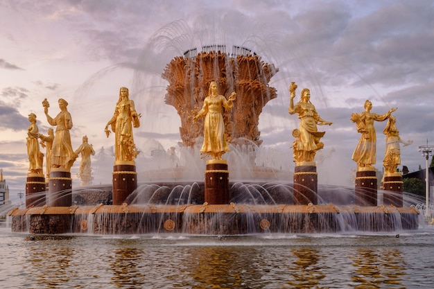 L'amitié de la fontaine des peuples au coucher du soleil