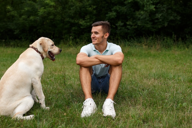 Amitié de l'homme et du chien. Heureux jeune homme et son ami