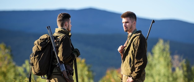 Amitié des hommes chasseurs. Mode uniforme militaire. Forces armées. Camouflage. Compétences de chasse et équipement d'armes. Comment transformer la chasse en passe-temps. Chasseurs d'hommes avec fusil à fusil. Camp d'entraînement. Chasseurs amusants.