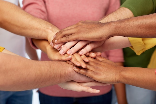 l'amitié, l'international, le travail d'équipe et le concept de personnes - de près les mains l'une sur l'autre