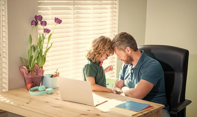 Amitié père et fils à lunettes utilisent un ordinateur blog familial nerd boy faire ses devoirs