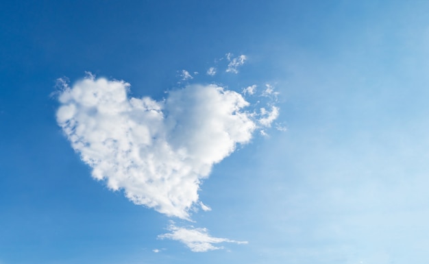 Amour coeur en forme de nuage ciel bleu pour le concept de l&#39;amour et de la romance