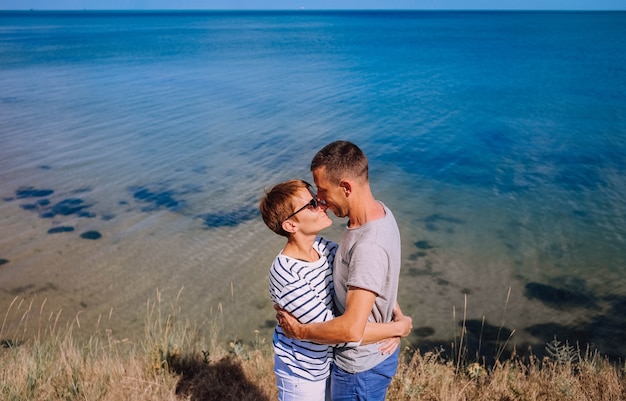 Amour de couple câlins contre la mer